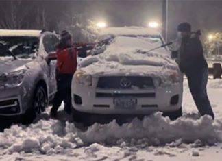 10-year-old boy cleans the snow off hospital workers’ cars so they can get home safely