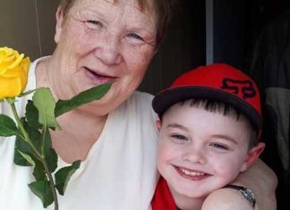 6-year-old gentleman delivers roses to 155 girls and women from his community