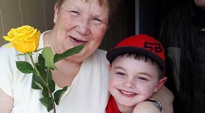 6-year-old gentleman delivers roses to 155 girls and women from his community