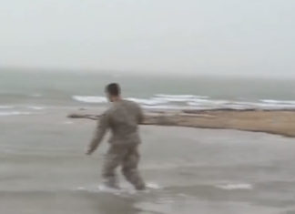 Video of baptism of American soldier while fighting in Iraq is so touching that it makes us cry
