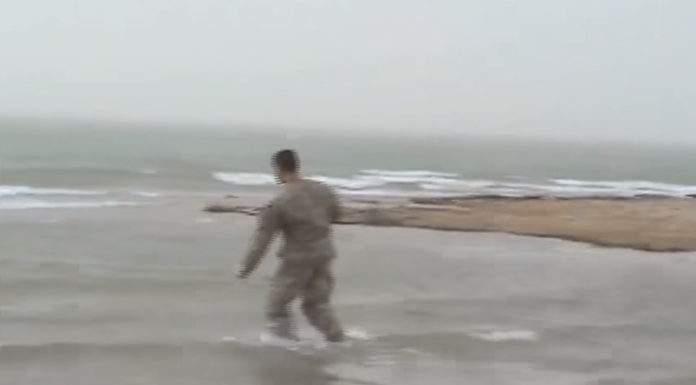 Video of baptism of American soldier while fighting in Iraq is so touching that it makes us cry