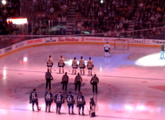 Canadian sports fans finish singing US anthem after mic stops working