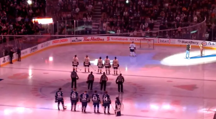 Canadian sports fans finish singing US anthem after mic stops working