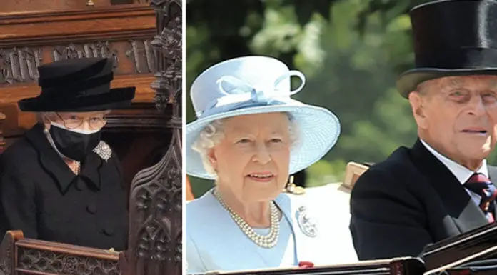 Queen Elizabeth said goodbye to Prince Philip with a wreath and a handwritten note she placed on his coffin