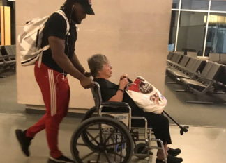 Young man helps grandma at the airport – She has no idea he’s a famous NFL player