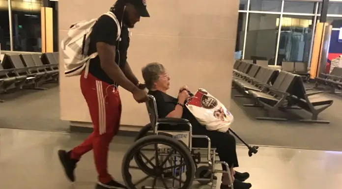 Young man helps grandma at the airport – She has no idea he’s a famous NFL player