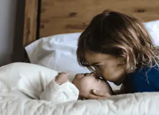 5-year-old girl and her toddler brother found alone with their parents’ decaying bodies who died after eating poisoned pickles