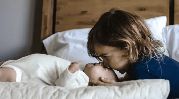 5-year-old girl and her toddler brother found alone with their parents’ decaying bodies who died after eating poisoned pickles