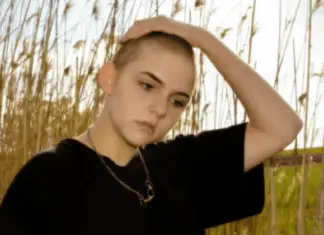 Daughter pulls off the wig of a girl with cancer, father forces her to shave her hair as punishment