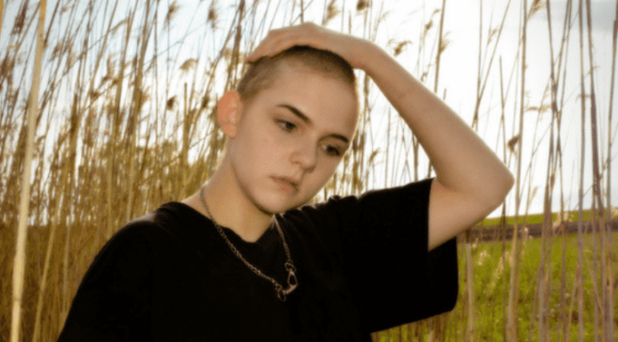 Daughter pulls off the wig of a girl with cancer, father forces her to shave her hair as punishment