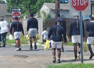 Elderly lady carrying heavy bags didn’t expect such kindness from a group of football players