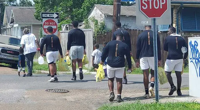 Elderly lady carrying heavy bags didn’t expect such kindness from a group of football players