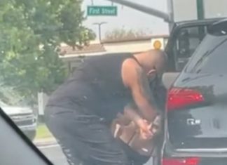Off-duty officer notices a distressed mother with her baby chocking and turning blue – He grabs the baby and performs CPR