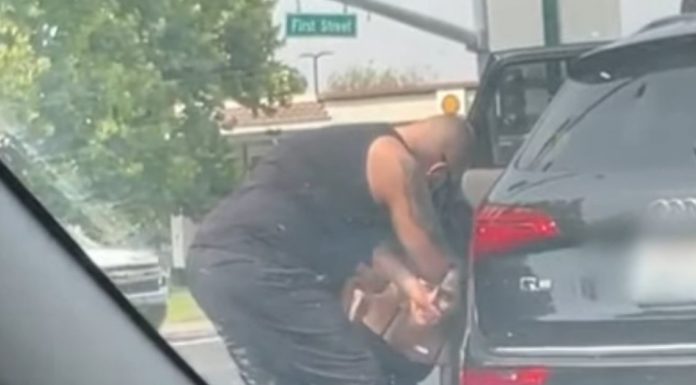 Off-duty officer notices a distressed mother with her baby chocking and turning blue – He grabs the baby and performs CPR