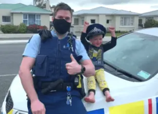 Police officer responds to 4-year-old’s adorable emergency call asking him to see his toys