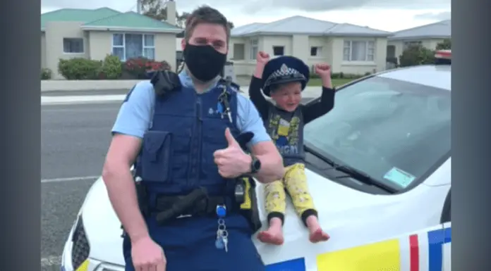 Police officer responds to 4-year-old’s adorable emergency call asking him to see his toys