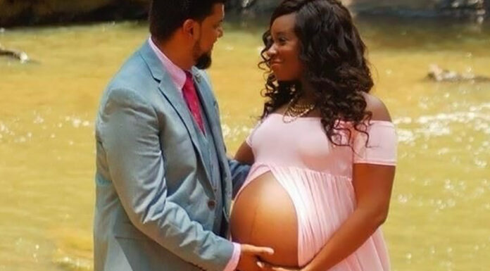 Woman poses for pregnancy photos, then photographer tells her to turn around