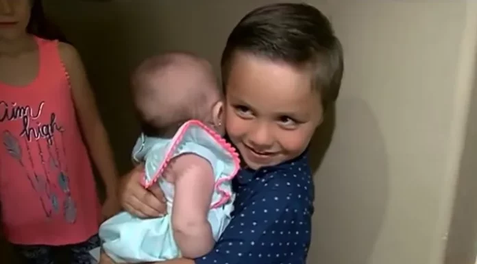 5-yr-old finds mom ‘dead’ and runs to neighbor for help with baby sister in his arms