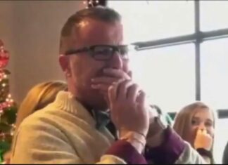 Choir teacher hides wedding from all students, fearing disapproval – but then they show up