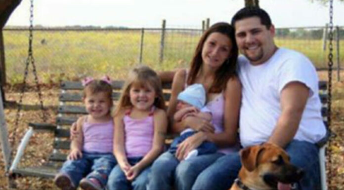 Can you spot the creepy detail in this photo that’s freaking everyone out?