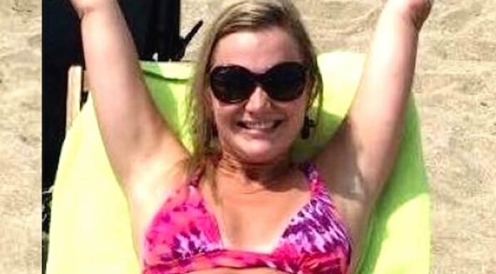 Her photo wearing a bikini on the beach is being shared bu thousands and when the camera zooms out we understand why