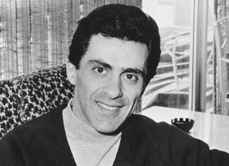 Frankie Valli: The Iconic Singer continues to captivate audiences with timeless style and age-defying looks at 89