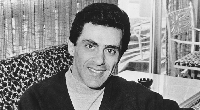 Frankie Valli: The Iconic Singer continues to captivate audiences with timeless style and age-defying looks at 89