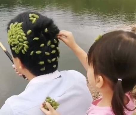 Girl began placing strange objects on her father’s head – then suddenly…