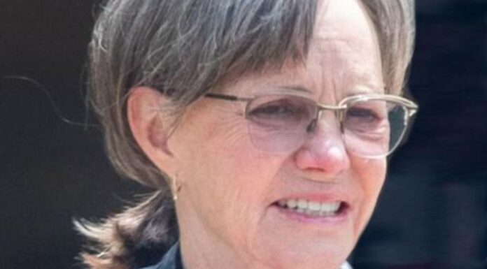 Sally Field, 76, was considered ‘ugly’ after choosing to age naturally – She discovered joy in being a grandmother to 5 children and living in an ocean-view house
