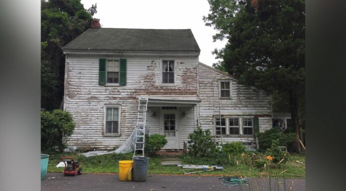 Couple gathers neighbors to repair elderly woman’s home, but wait till you see the result