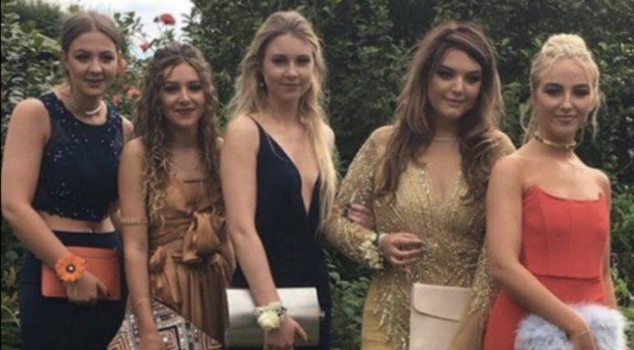 Five girls pose for prom photo – Later it goes viral due to little hidden detail