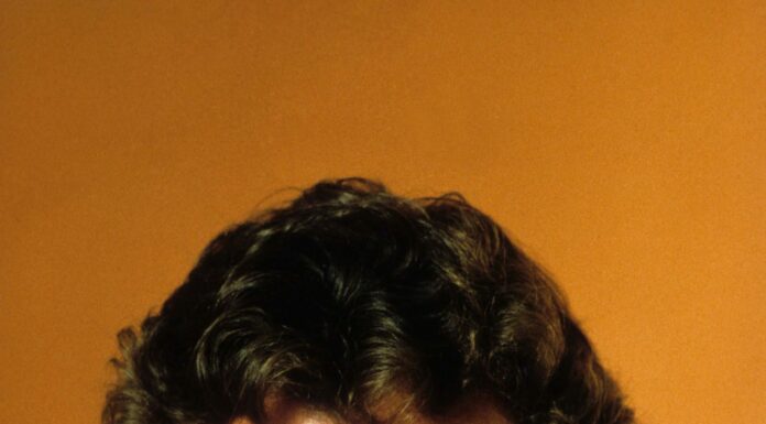 Tom Selleck ditches his trademark mustache and looks unrecognizable