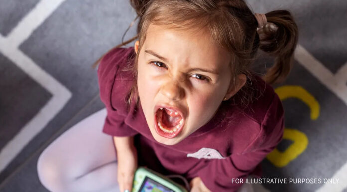 Spoiled daughter refuses to help her exhausted single mom, soon learns a cautionary lesson