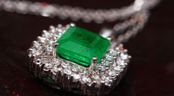 New husband demands wife give stepdaughter her family heirloom instead of her own daughter