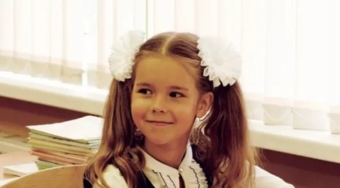 Student shouts out loud when she sees her teacher for the first time: ‘My dad has a picture of you’