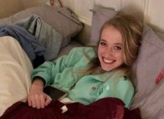 Guy texts photo of girlfriend to his mom, fails to notice ‘tiny’ detail on bed