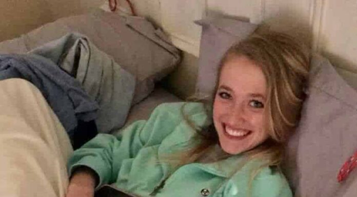 Guy texts photo of girlfriend to his mom, fails to notice ‘tiny’ detail on bed