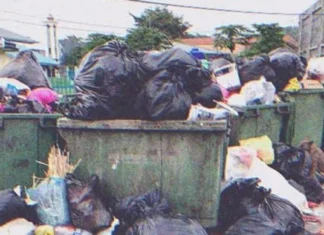 Homeless woman finds a pile of money in the trash and returns it, only to be thrown out by the ungrateful owner