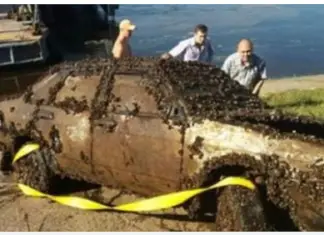 Man stumbles upon a car at the bottom of the river and calls the police