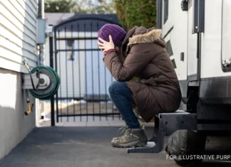 Husband locks wife out over cheating suspicion – She proves him wrong