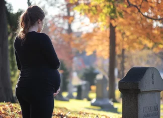 Pregnant and mourning at my fiancé’s grave, I discovered a strange phone — Then everything went black
