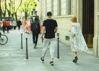 Woman sees daughter and son-in-law who ‘tragically died’ 5 years ago and decides to follow them