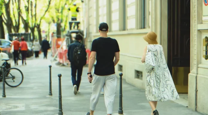 Woman sees daughter and son-in-law who ‘tragically died’ 5 years ago and decides to follow them