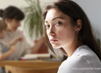 Mother told her daughter her father had passed away – Years later, the girl uncovered a devastating reality