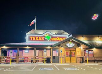 They didn’t expect this – Single photo goes viral as family is denied booth at restaurant