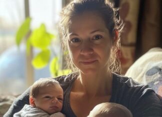 Father abandons wife and twins – Years later seeks her forgiveness