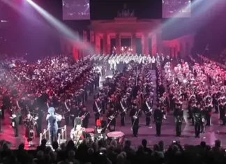 ‘Amazing Grace’ performed by 200 bagpipes brings audience to tears