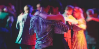 High school sweethearts planned to meet in Times Square ten years later — Instead, a 10-year-old girl approached him there