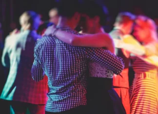 High school sweethearts planned to meet in Times Square ten years later — Instead, a 10-year-old girl approached him there