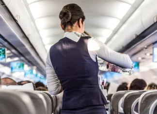 A Flight Attendant Saved a 62-Year-Old Business-Class Woman’s Life – 2 Years Later, She Received a Christmas Gift from Her as a Reward